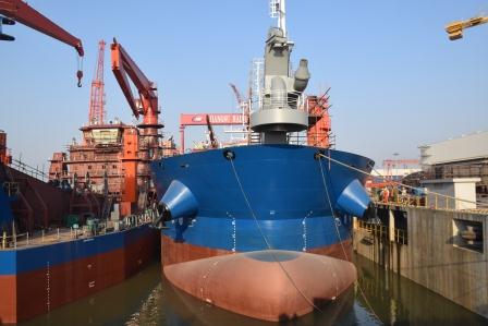 江蘇海新重工熱烈慶祝4艘船舶同日下水、出塢